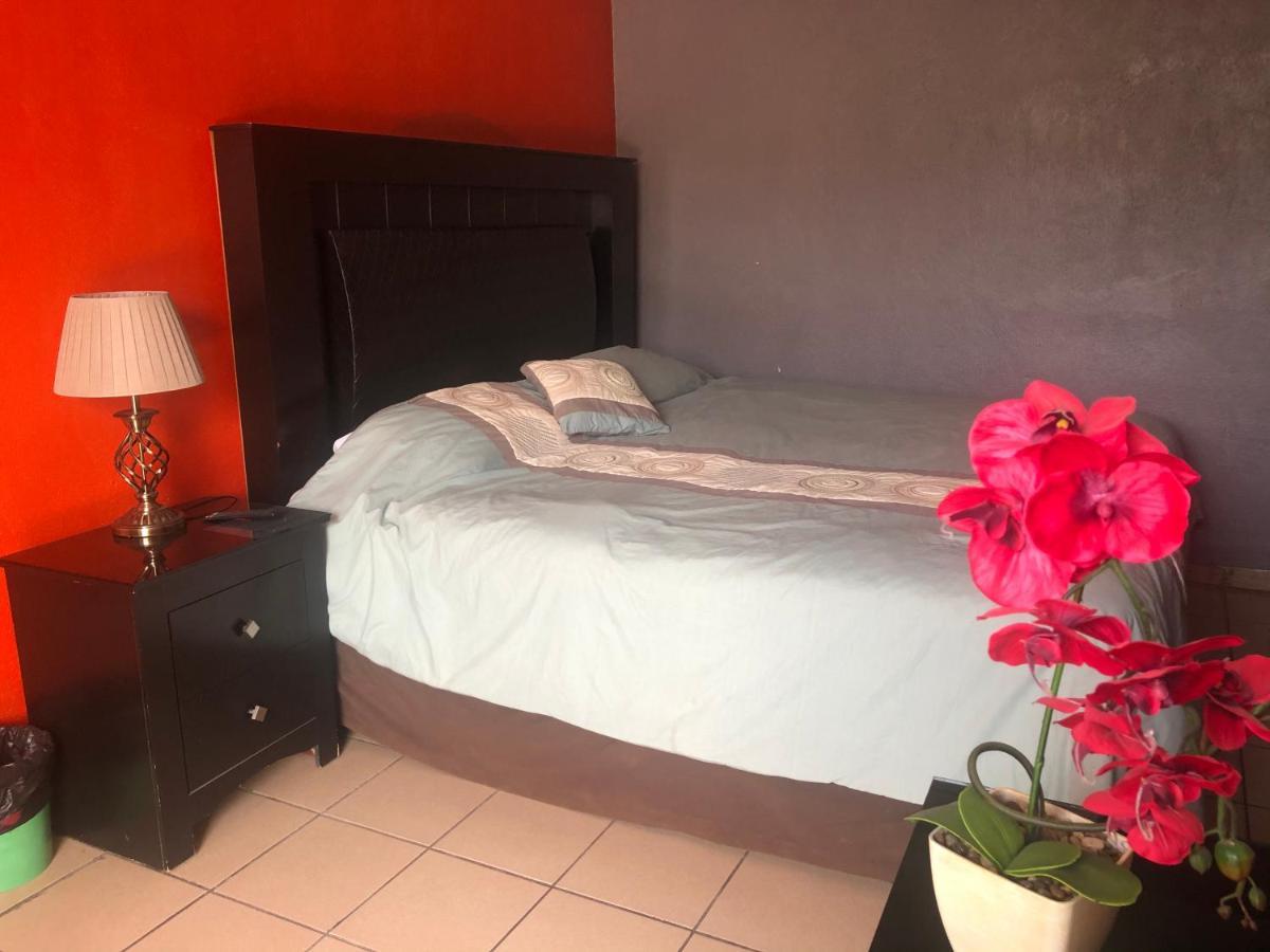 Hotel Isabela, Mag Bay Puerto San Carlos Екстериор снимка
